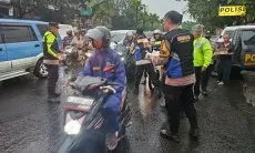 Polsek Bojongloa Kidul Berbagi Takjil kepada Pengguna Jalan