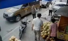 Viral! Petugas Satpol PP di Samarinda Tertibkan PKL Sambil Mengangkut Dagangan, Warganet Geram
