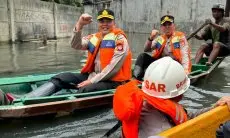 Polisi Bantu Evakuasi Warga Terdampak Banjir di Dayeuhkolot Bandung