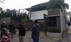 Petugas KPK Satroni Rumah Ridwan Kamil di Bandung, Lima Mobil Masih Terparkir 