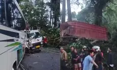 5 Kendaraan Terlibat Kecelakaan Beruntun di Jalan Raya Cianjur - Cipanas