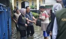 Sahrul Gunawan dan Dine Mutiara Tebar Bantuan Bagi Korban Banjir Kabupaten Bandung