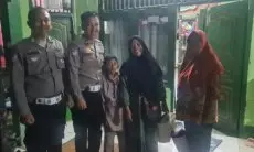 Polisi Bantu Ibu-Anak yang Kehabisan Tiket Bus Mudik