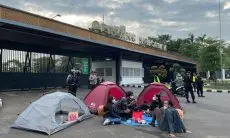 Aksi Protes RUU TNI, Warga dan Aktivis Dirikan Tenda di Depan Gedung DPR