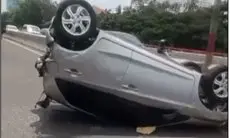 Dua Kendaraan Roda Empat Terlibat Kecelakaan di Flyover Pasupati