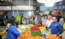 Jelang Hari Raya Idulfitri, Bima Arya Sugiarto Melakukan Monitoring di Pasar Kosambi Kota Bandung