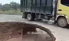 Viral Detik-detik Jalan di Perkebunan Sawit Ambles, Dua Mobil Berhasil Selamat