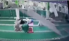 Viral Detik-detik Plafon Masjid Ambruk hingga Timpa Jamaah yang Tengah Ibadah