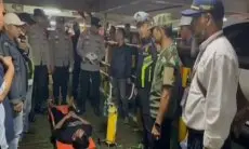 Polisi Bantu Evakuasi Penumpang Sakit di Kapal