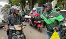 Mitra Grab di Cirebon Ngabuburit dengan Bagikan Ratusan Takjil kepada Masyarakat