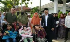 Serahkan Bantuan ke Penerima Bansos, Mensos Gus Ipul: Ibu, Bapak Harus Semangat