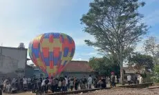 Meriahkan Lebaran, Warga Garut Lakukan Tradisi Ngapungkeun Balon