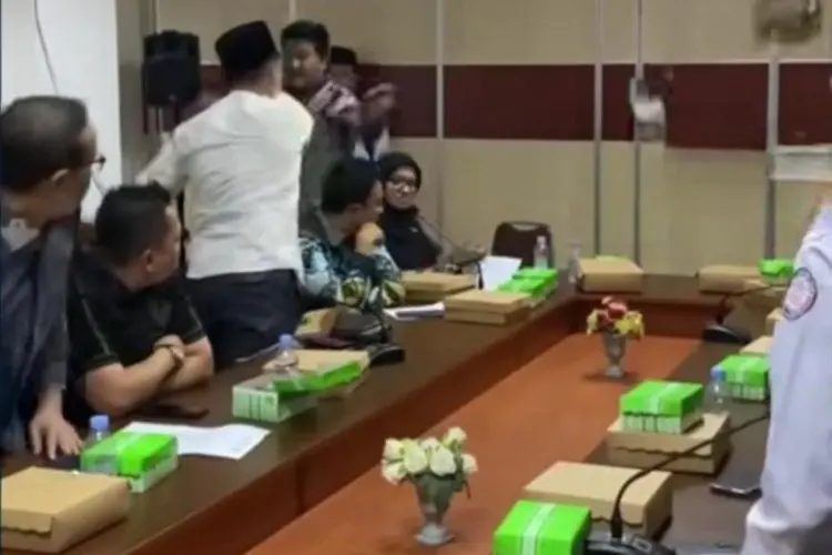 Viral Rapat DPRD Samarinda Berujung Ricuh, Anggota Dewan Lempar Kotak Makanan