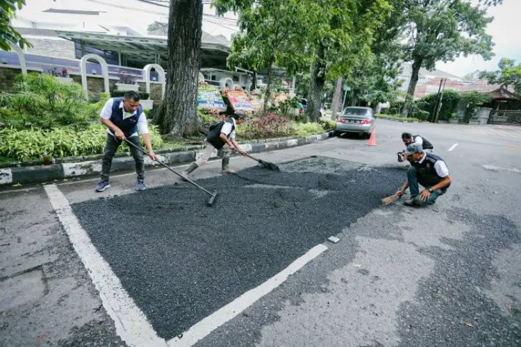 Pemkot Bandung Gerak Cepat Tangani  400 Aduan Jalan Berlubang