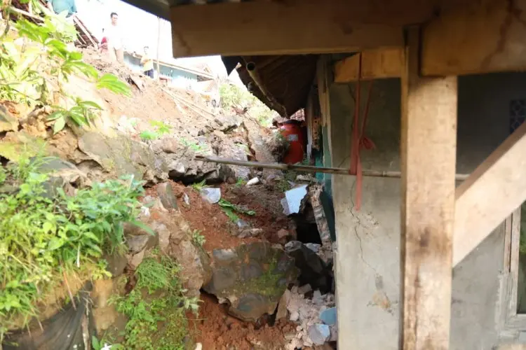 Jaro Ade Kunjungi Korban Bencana Alam Tanah Longsor di Sukajaya