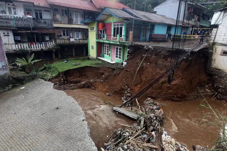 Polisi Bantu Penanganan Banjir Bandang Puncak Bogor