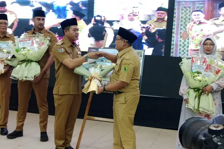  Bupati Bupati Dadang Luncurkan Buku Aksara Swara