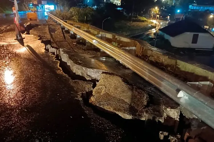 Belum Lama Dilewati Camat, eh Kini Jalan Menuju Underpass Batutulis Amblas
