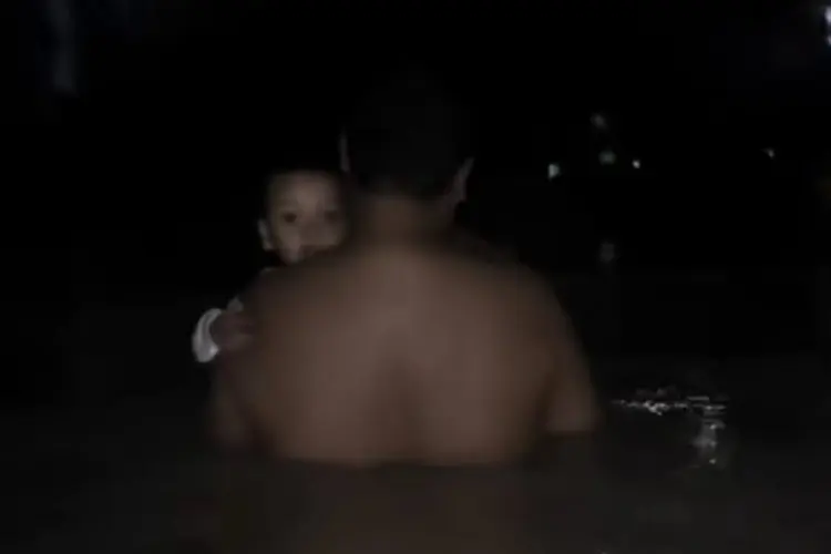 Viral! Keluarga Nekat Terjang Banjir Demi Selamatkan Diri