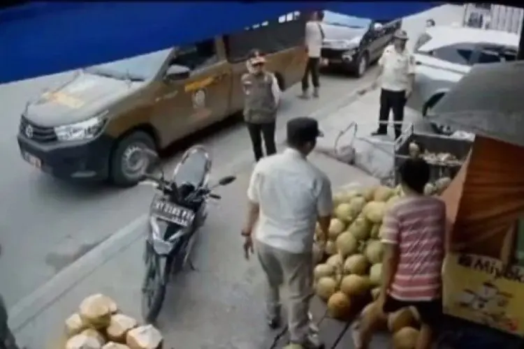 Viral! Petugas Satpol PP di Samarinda Tertibkan PKL Sambil Mengangkut Dagangan, Warganet Geram