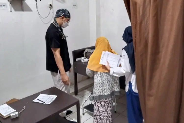 Terngiang Pesan Orang Tua, Dokter Ini Layani Pengobatan Gratis di Klinik Kaki Gunung Salak