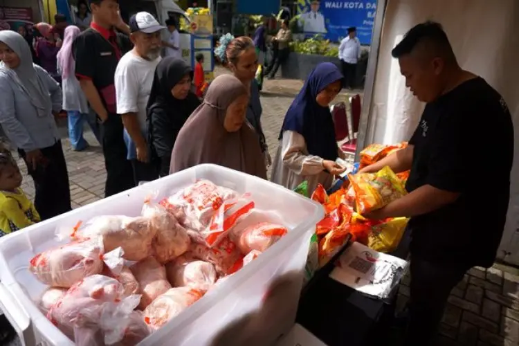 FOTO: Bazar Murah Sembako Ramadan di Bandung