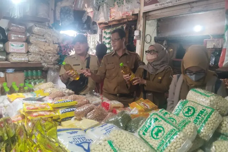 Disperindag KBB Temukan Minyakita Tak Sesuai Takaran di Pasar Tagog Padalarang
