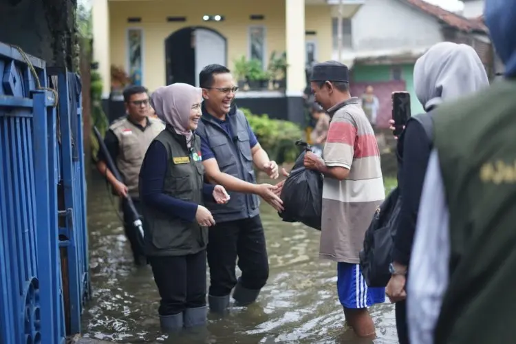Sahrul Gunawan dan Dine Mutiara Tebar Bantuan Bagi Korban Banjir Kabupaten Bandung