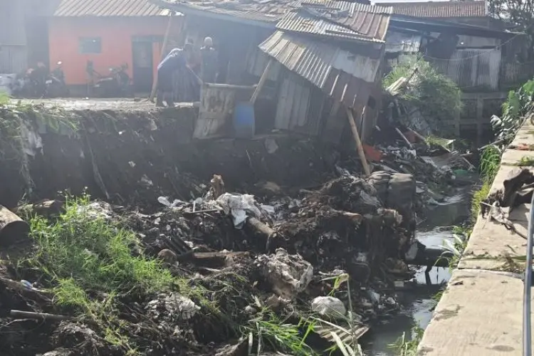 Diterjang Banjir, TPT Sepanjang 45 Meter di Sasak Golkar Ambrol