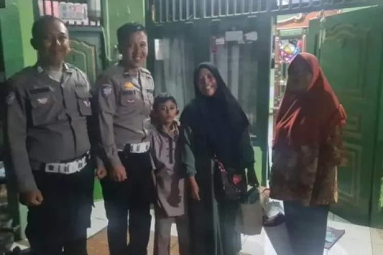 Polisi Bantu Ibu-Anak yang Kehabisan Tiket Bus Mudik