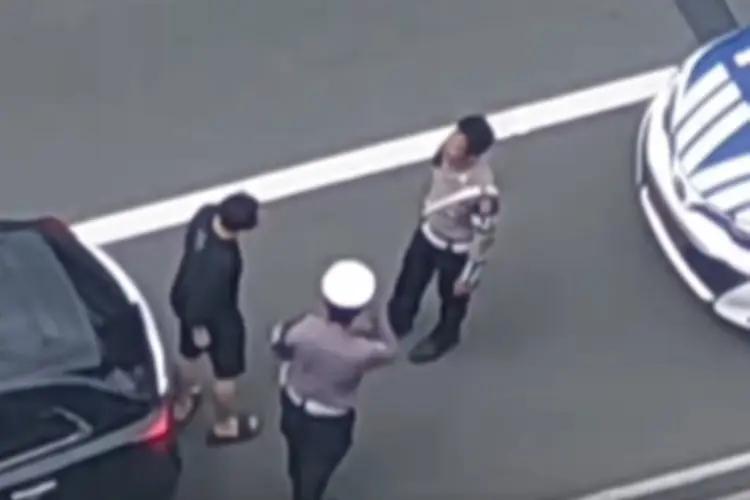 Viral! Oknum Polisi Terekam Diduga Terima 'Sesuatu' dari Pengendara Mobil