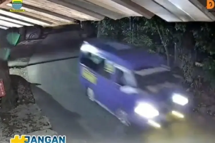 Viral Pengemudi Angkot Ungu Buang Berkarung-karung Sampah di Jalan Bima