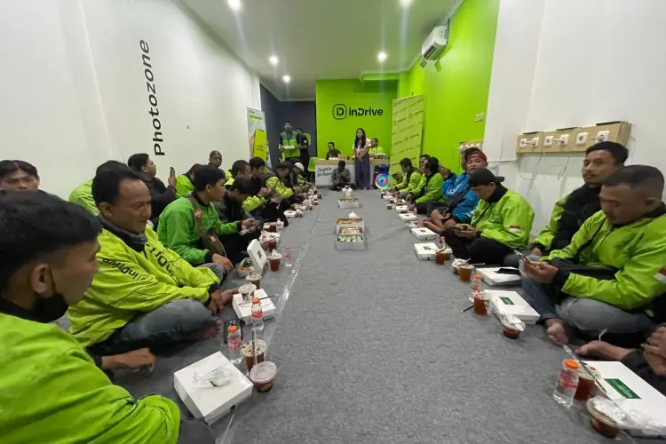 inDrive Bagikan Sembako dan Gelar Safety Briefing bagi Driver di Bandung