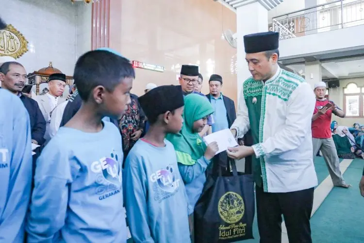 Wakil Wali Kota Bandung Donasikan Gaji Pertama untuk Anak Yatim