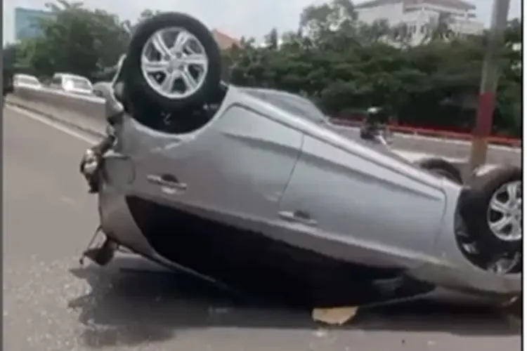 Dua Kendaraan Roda Empat Terlibat Kecelakaan di Flyover Pasupati