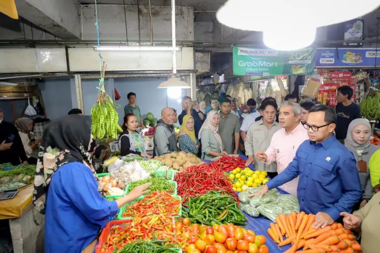 Jelang Hari Raya Idulfitri, Bima Arya Sugiarto Melakukan Monitoring di Pasar Kosambi Kota Bandung