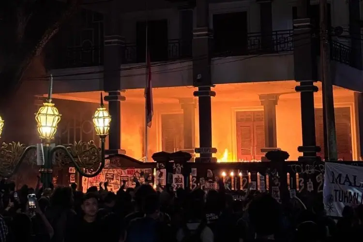 Aksi Tolak UU TNI di Malang Berakhir Ricuh, Gedung DPRD Dibakar
