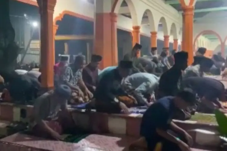 Viral Shalat Tarawih Kilat di Ponpes Mamba'ul Hikam: 23 Rakaat dalam 10 Menit