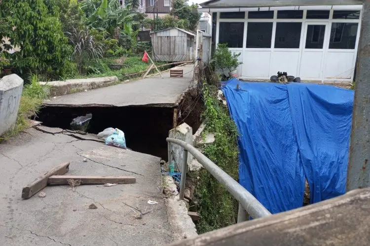 Jembatan Penghubung Ambrol, Akses Dua Kampung di Desa Padalarang Terputus