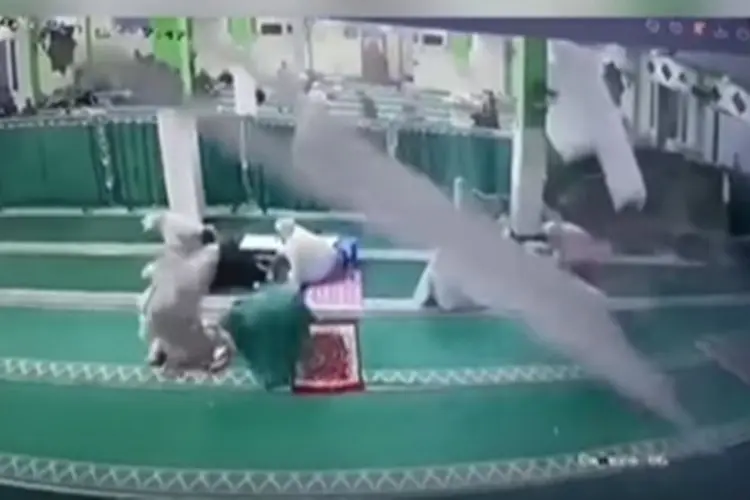 Viral Detik-detik Plafon Masjid Ambruk hingga Timpa Jamaah yang Tengah Ibadah