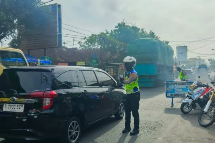 Urai Kepadatan di Jalur Mudik, Polres Garut Berlakukan One Way