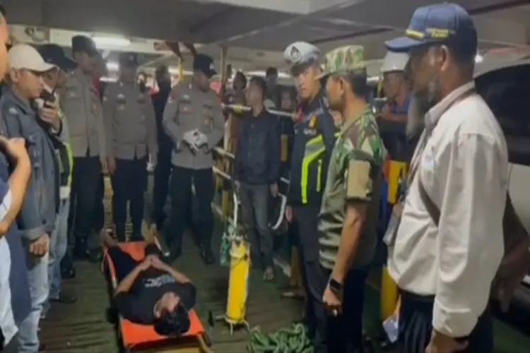 Polisi Bantu Evakuasi Penumpang Sakit di Kapal