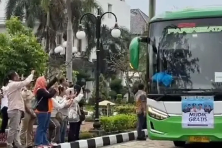 Pemkab Karawang Berangkatkan Ratusan Peserta Mudik Gratis