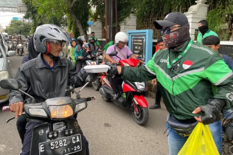 Mitra Grab di Cirebon Ngabuburit dengan Bagikan Ratusan Takjil kepada Masyarakat