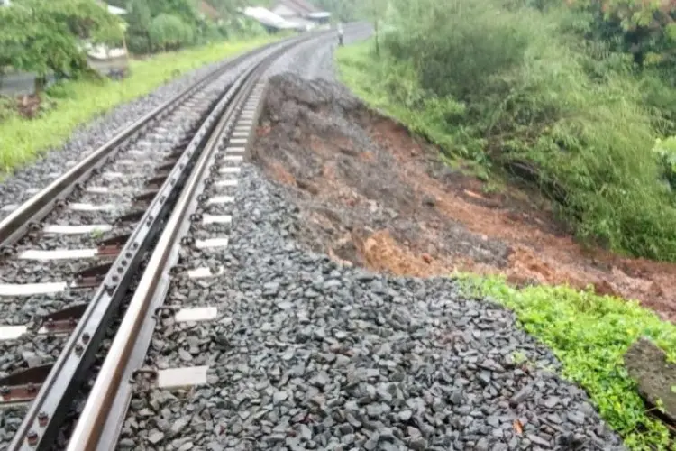 Terancam Longsor. KA CIamis-Manonjaya DIhentikan