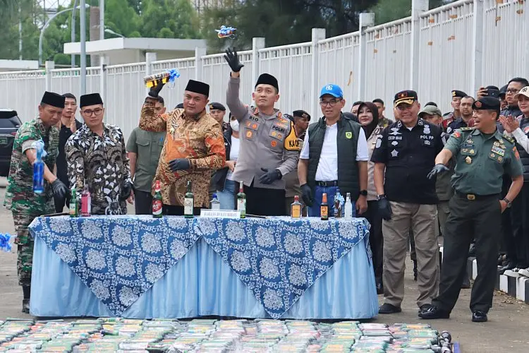 Belasan Ribu Botol Miras Dimusnahkan Polres Bogor, Ini Harapan Ketua DPRD Sastra Winara