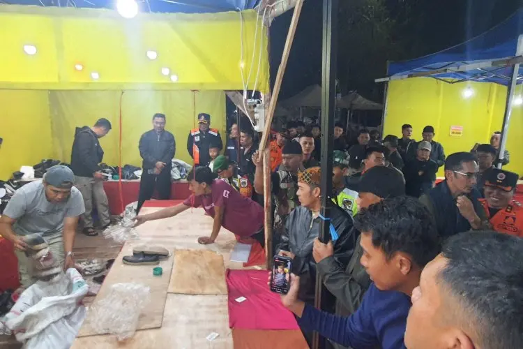 Persiapan Salat Ied, Ngatiyana Pantau Langsung Pembongkaran Lapak di Kawasan Alun-alun Cimahi 