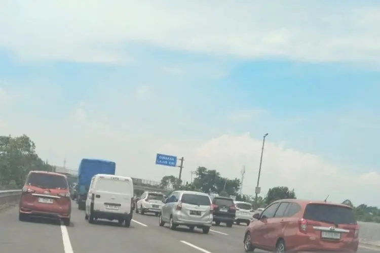Ruas Jalan Tol Jakarta-Cikampek Semakin Padat di Hari H Lebaran