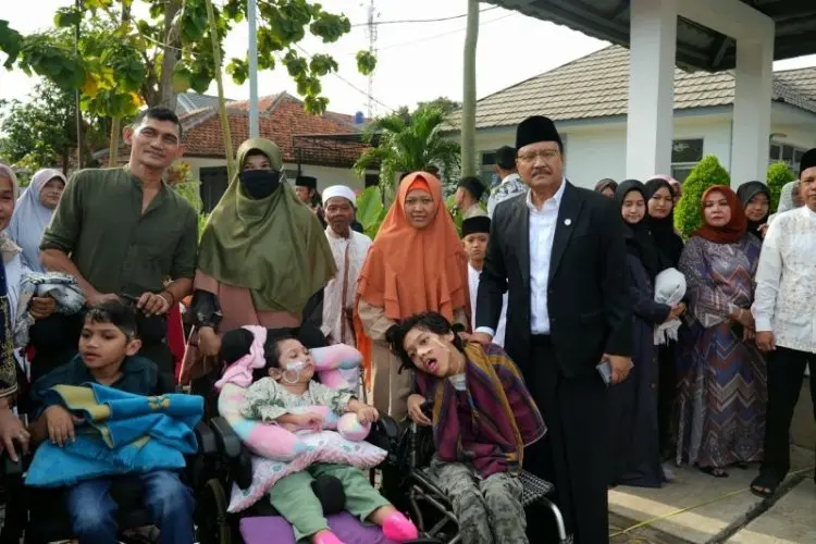 Serahkan Bantuan ke Penerima Bansos, Mensos Gus Ipul: Ibu, Bapak Harus Semangat
