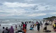 Hari Kedua Lebaran, Pantai Anyer Diserbu Wisatawan
